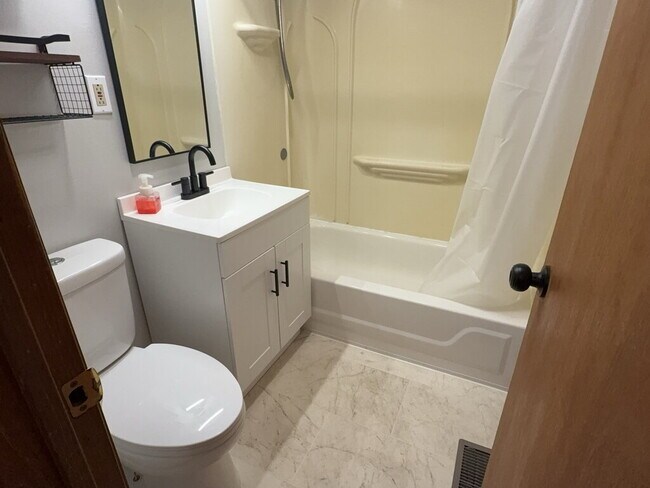 Building Photo - 2208 Beauvoir Ct