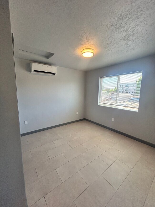 Building Photo - 2106 S Vista Ave