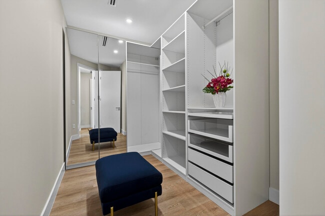 Building Photo - 1121 NE 17th Ave