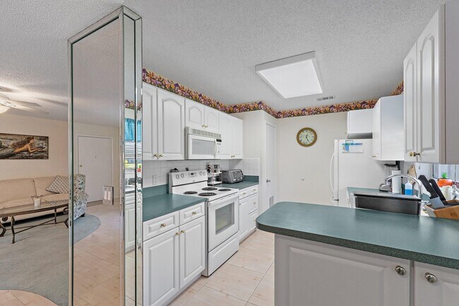 Building Photo - 14 Lake Vista Trail