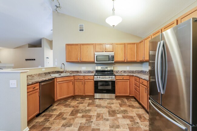 Building Photo - Spacious, Updated 2BR / 2 BA Condo in Gated Community!