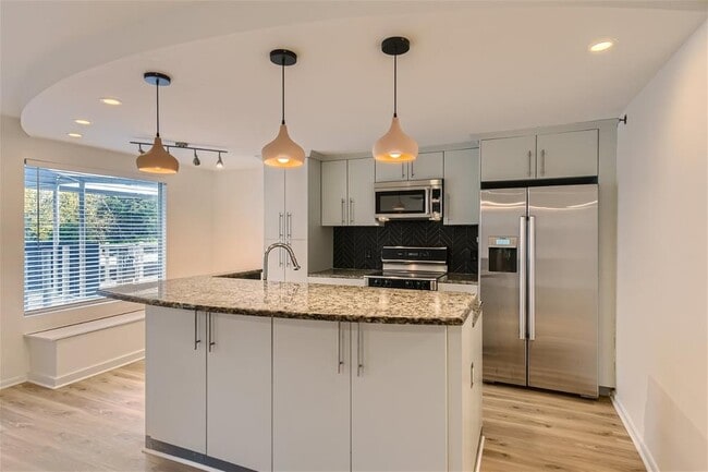 Building Photo - 41 Waller St