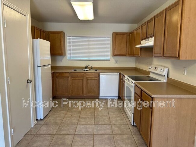 Building Photo - 1543 S Danielson Way