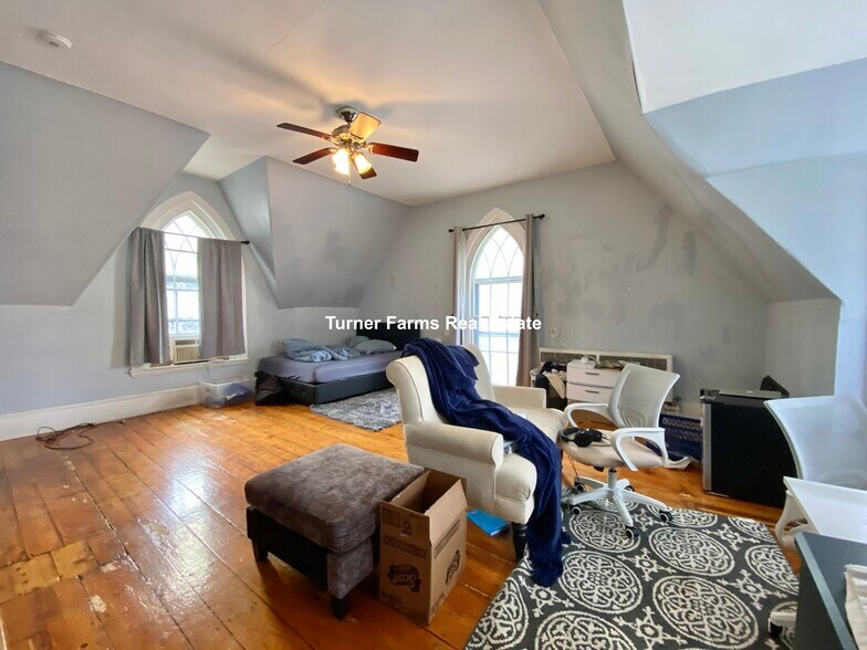 Building Photo - 139 Hillside St