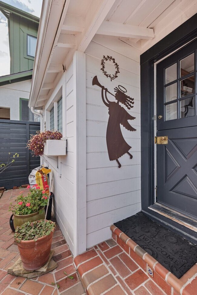 Building Photo - Elegant, Light-Filled Furnished Alameda Home with Indoor-Outdoor Living