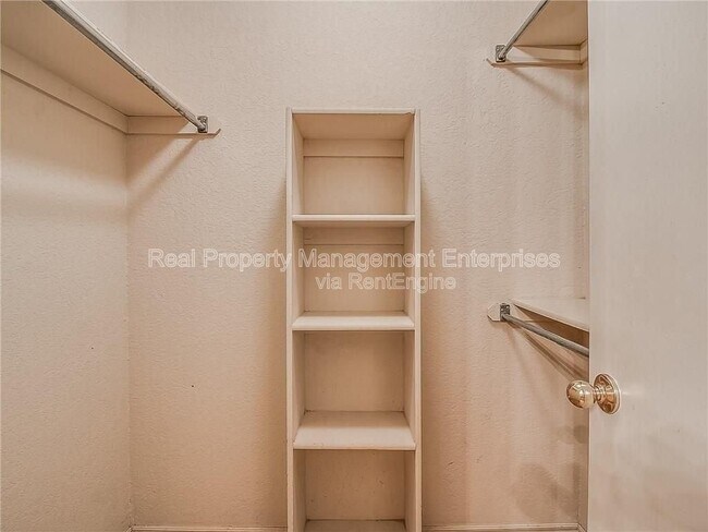 Building Photo - 5713 SE 85th St