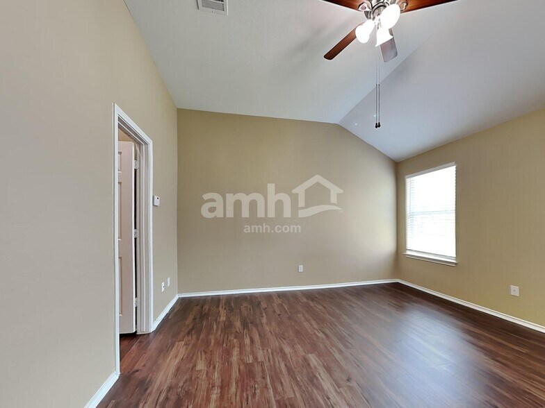 Building Photo - 265 Firwood N