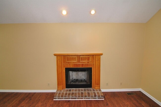 Building Photo - Sweet 3 bed 2.5 ba.  1 car garage in St B