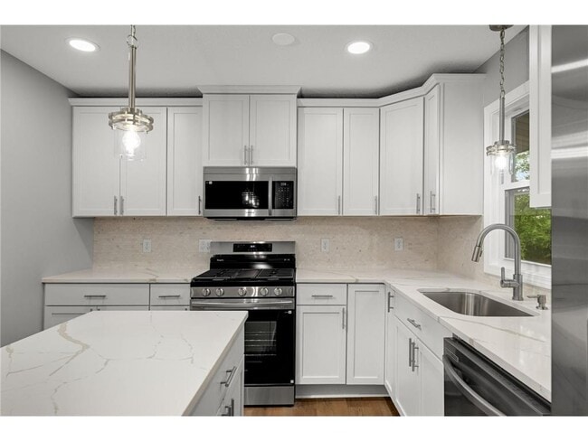 Building Photo - 11004 Oak Knoll Terrace N