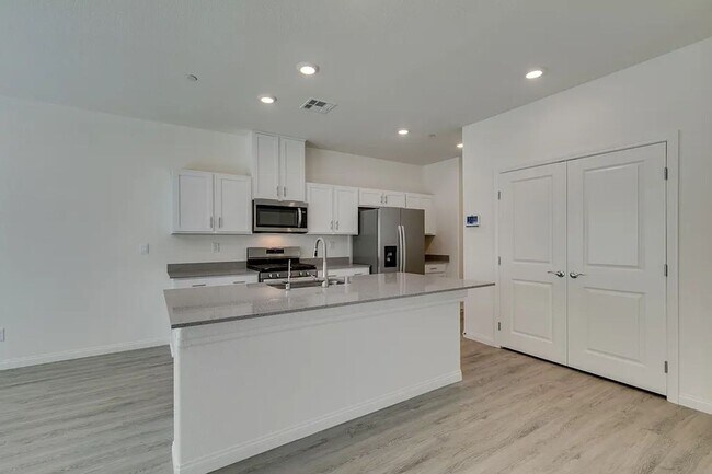 Building Photo - BEAUTIFUL NEW BUILD WITH 3 BEDROOMS, 2.5 B...