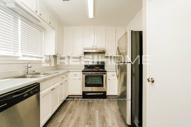 Building Photo - 935 River Glen Pl