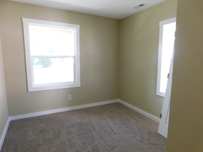 Building Photo - Beautifully remodeled 2 bedroom/1 bath hou...