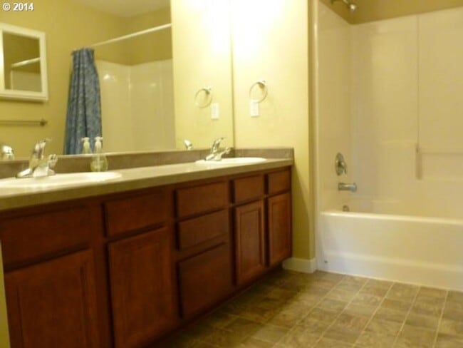 Building Photo - Charming 3 Bedroom 2.5 Bath Townhouse in the St. Johns Area! Garage and Washer & Dryer Provided