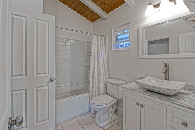 Building Photo - REMODELED, BRIGHT & AIRY HOME ON ONE OF TH...