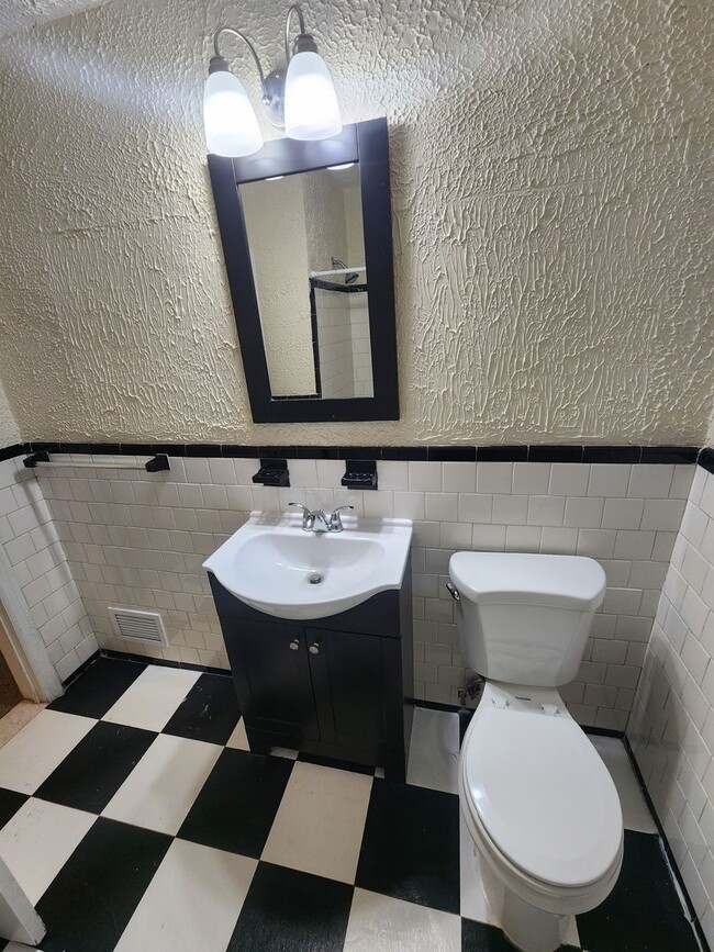 Building Photo - West Baltimore 2.5 Bedroom 1.5 Bathroom To...