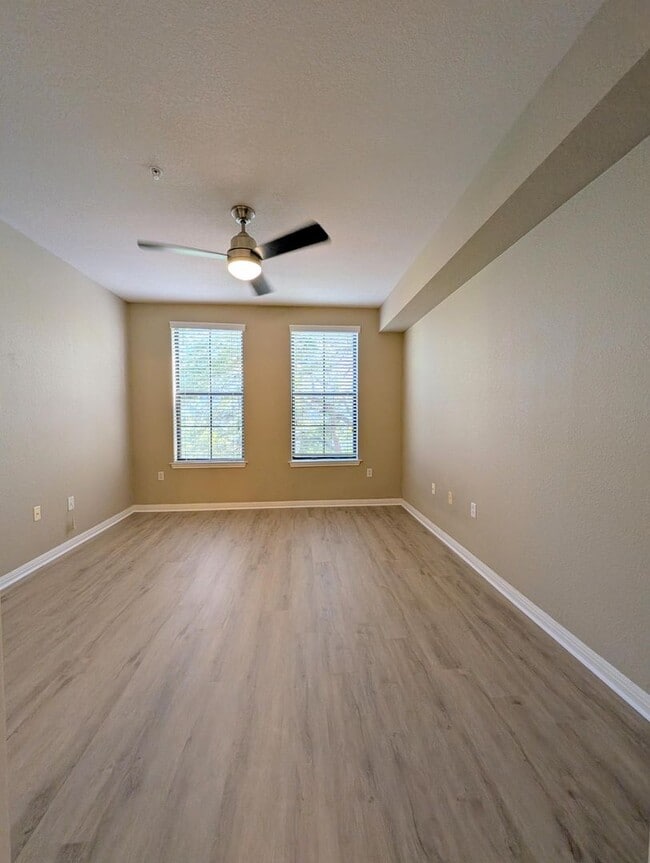 Building Photo - Clean, spacious renovated 1x1 with balconet & washer/dryer