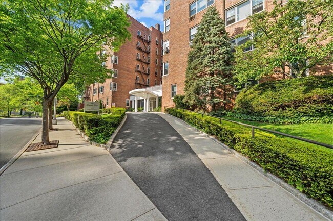 Building Photo - 629 Kappock St