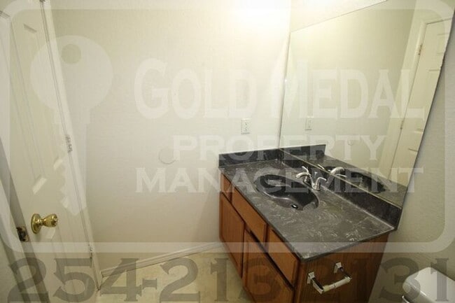 Building Photo - Charming 3-bed, 2-bath fourplex now availa...