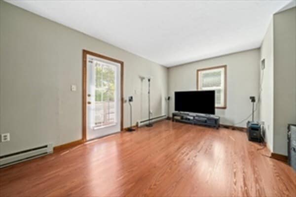 Building Photo - 453 Pond St