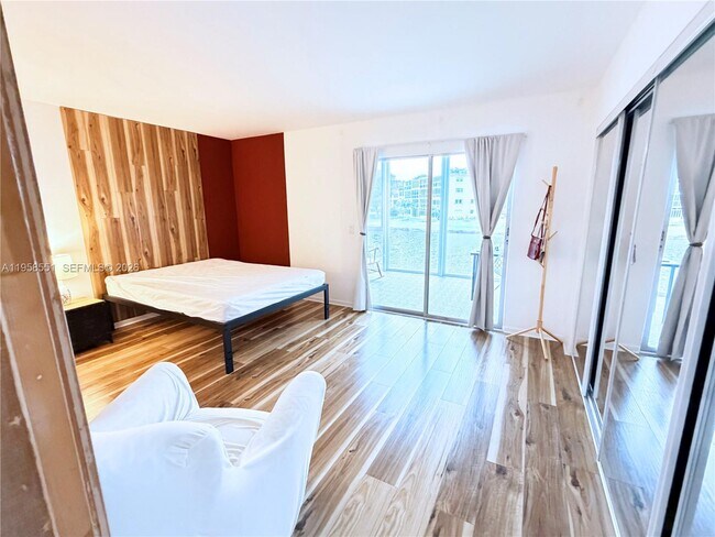 Building Photo - 2130 Cambridge F