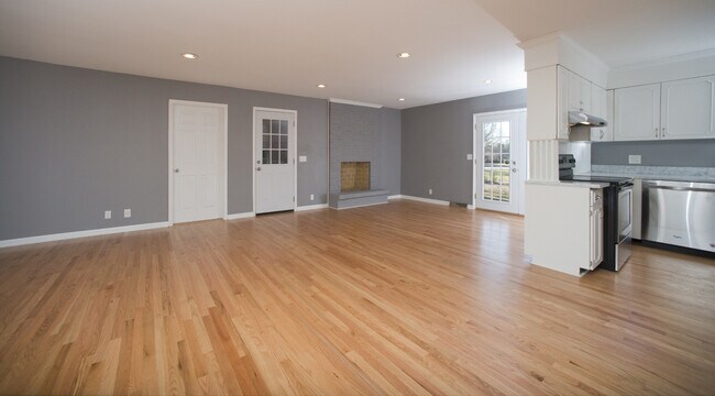 Building Photo - Beautiful Three Bedroom Home! AVAILABLE 8/...