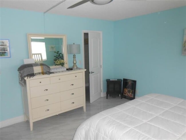 Building Photo - 4540 N Ocean Dr