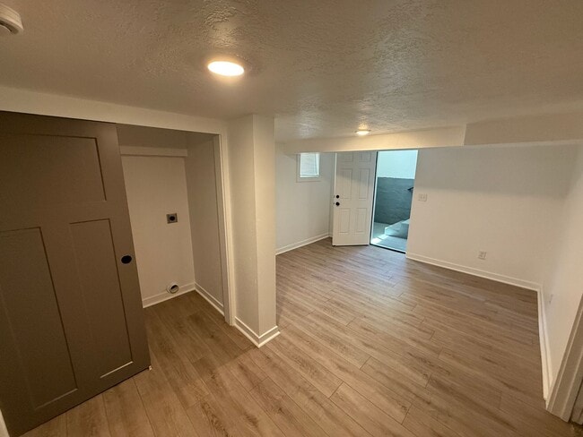 Building Photo - Newley renovated 4 bedroom home!