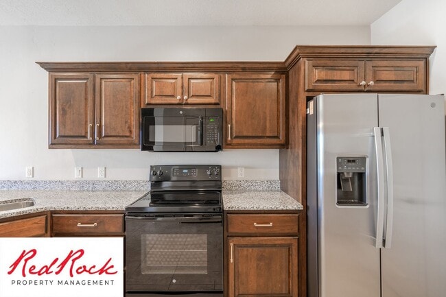 Building Photo - Lovely townhome with Community Pool!