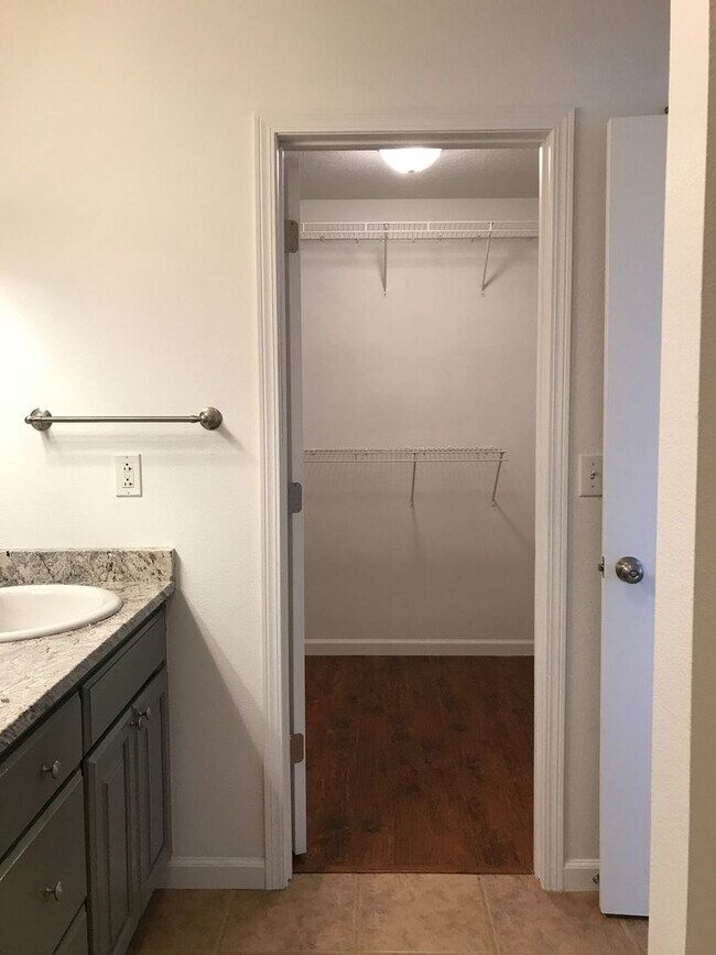 Building Photo - Wonderful 3 Bedroom 2 Bath Ranch