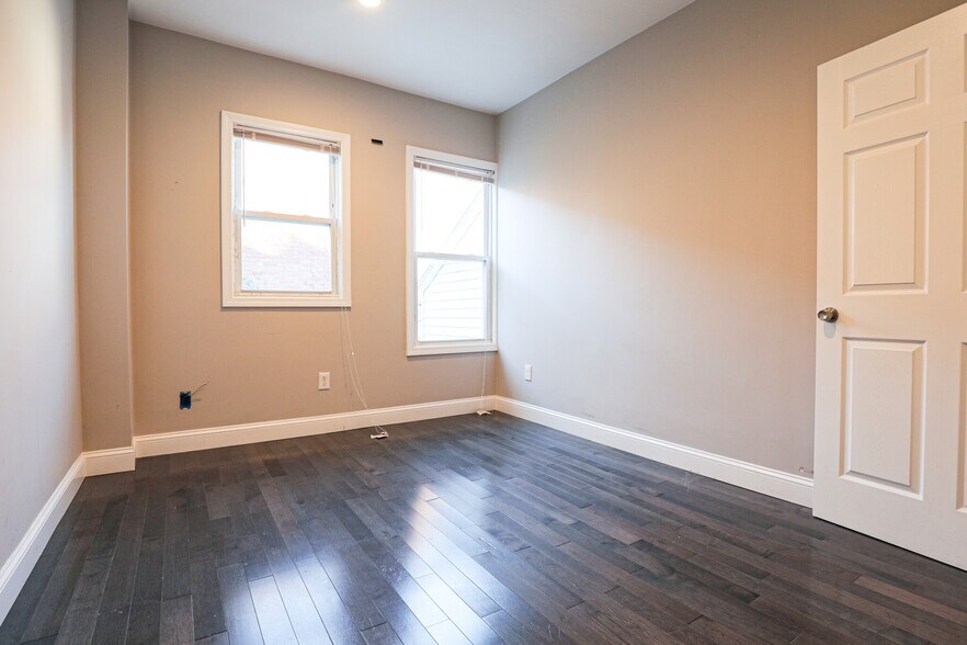 Building Photo - 77 Linden St