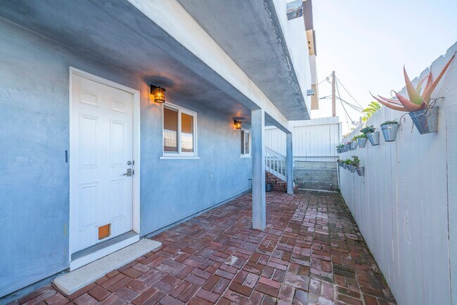 Building Photo - Warm & Inviting Manhattan Beach Rental Home!