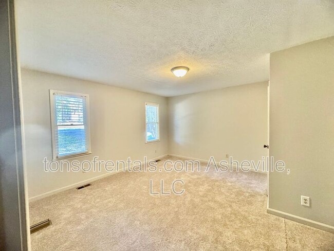 Building Photo - 136 Atwood Dr