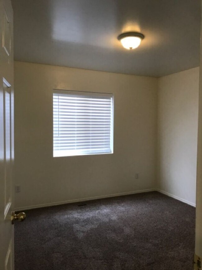 Building Photo - 555 Parkwood Dr