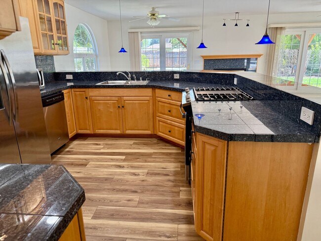 Building Photo - Four Bedroom Three Bath House Move in Cred...