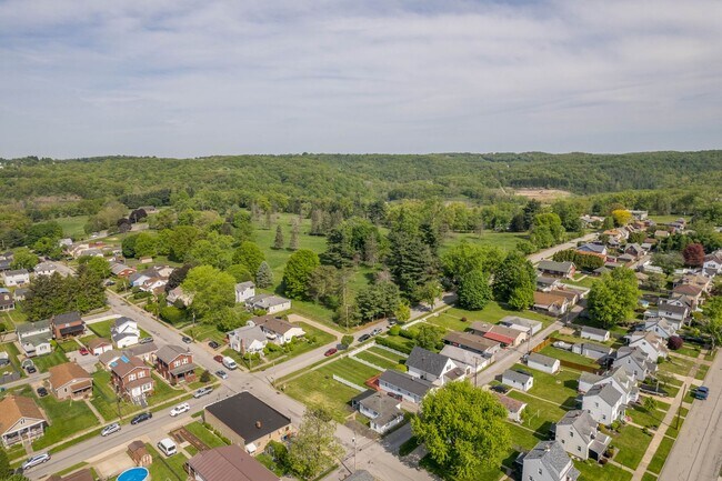 Building Photo - Beautiful 1 bedroom home with BONUS room in Natrona Heights available April 1!