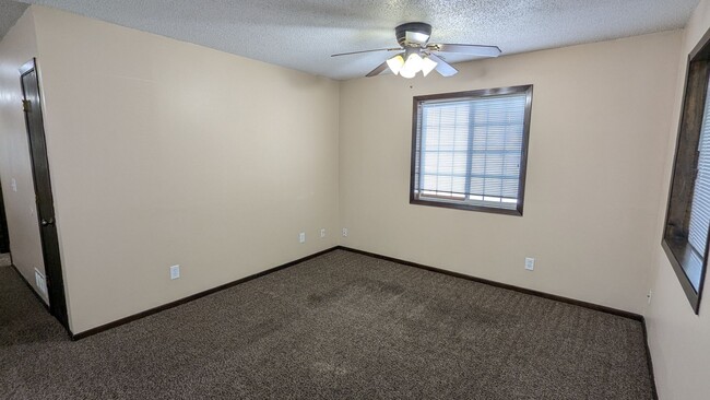 Building Photo - 3-bed home in Lewis Central