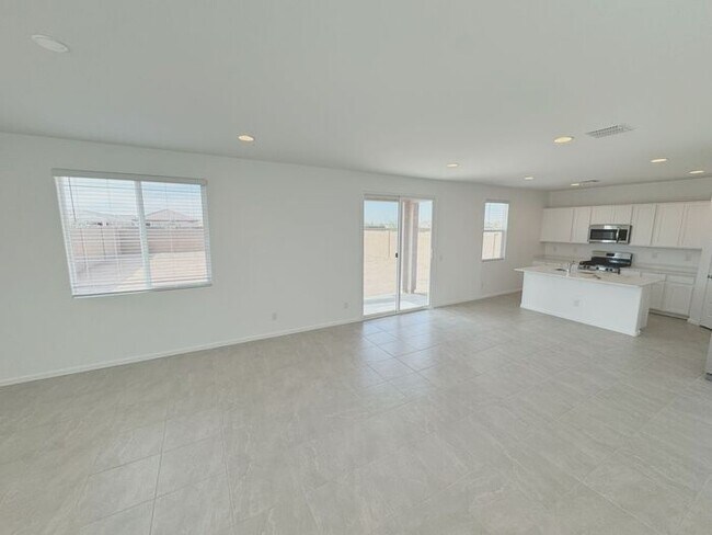 Building Photo - MOVE IN SPECIALS!! 15 DAYS RENT FREE!! New 5-Bedroom Home in Phoenix with Upgrades!