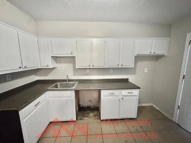 Building Photo - 1742 E Holmes Rd