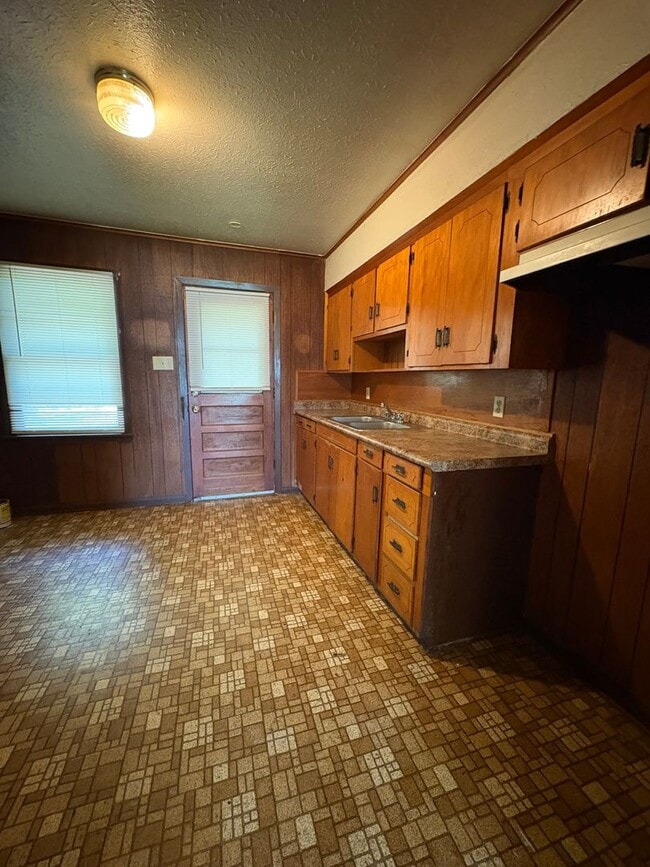 Building Photo - Cozy home with large living and dining area!