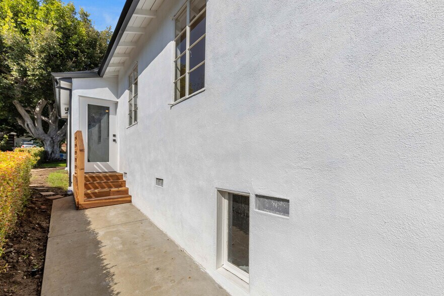 Building Photo - 3444 S Bentley Ave