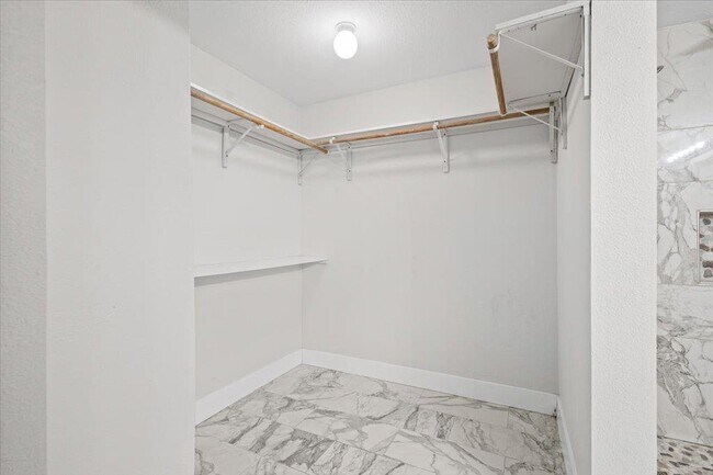 Building Photo - 158 Oak River Dr