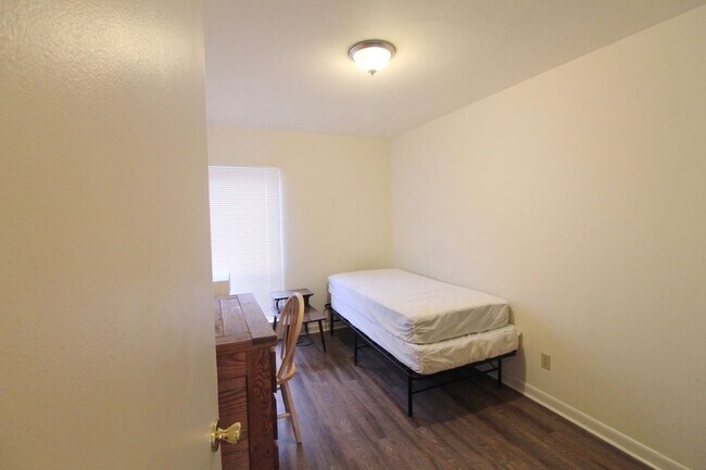 Building Photo - 1466 Bradley Dr