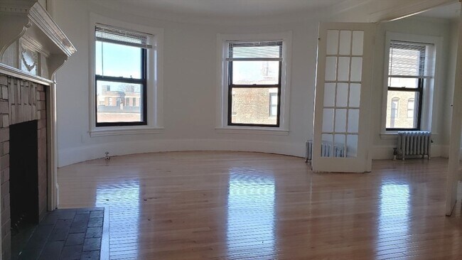 Building Photo - 924 Beacon St