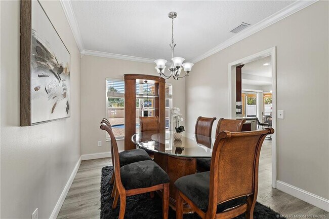 Building Photo - 728 NW Waterlily Pl
