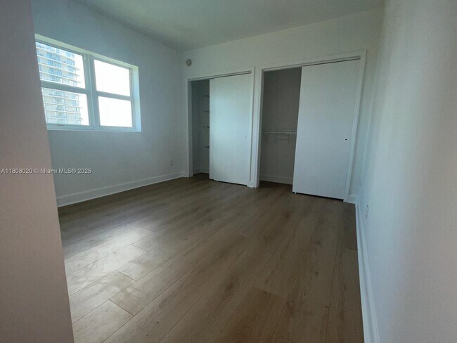 Building Photo - 14951 Royal Oaks Ln
