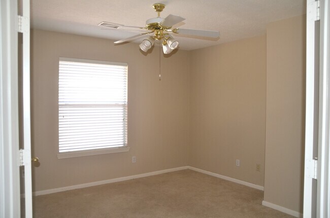 Building Photo - 8510 Green Ash Dr