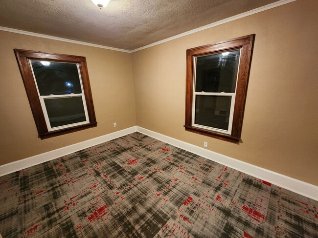 Building Photo - 4 Bedroom (+ office/den!), 2 Bathroom home...