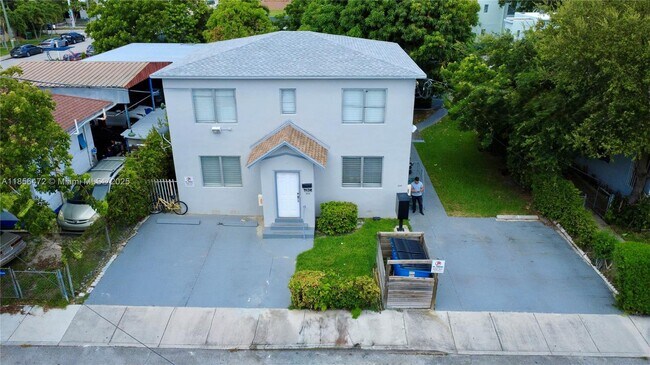 Building Photo - 534 SW 6th Ct