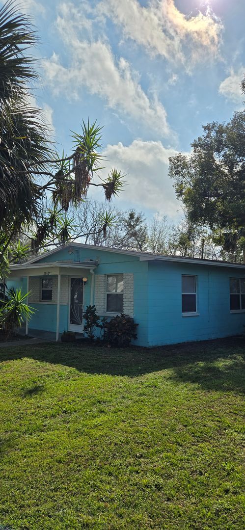 Building Photo - 3/1 cottage conveniently located near Down...