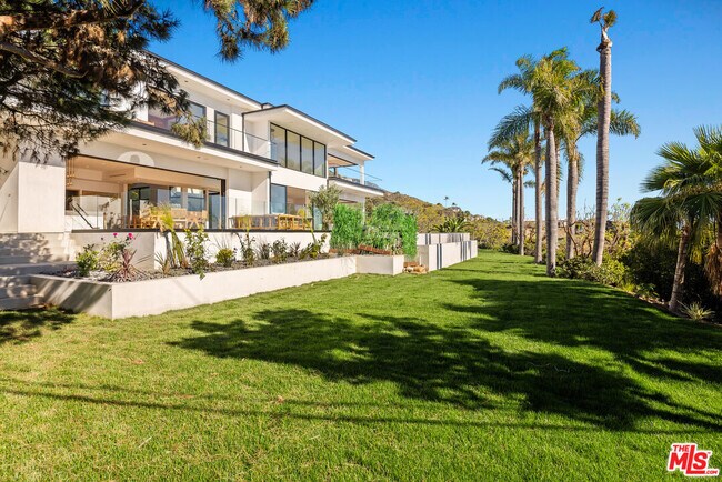 Building Photo - 4732 Avenida Del Mar